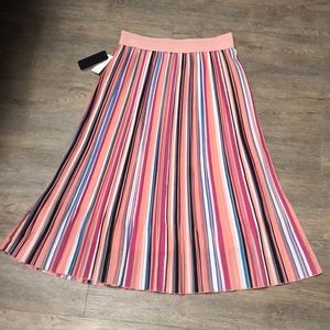 Brand🆕❤️❣️❤️METROWEAR NY midi skirt.